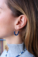 Carica l'immagine nel visualizzatore di Gallery, Orecchini Bluette - Cerchi in goldfilled con agata blu - Collezione Signorina