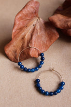 Carica l'immagine nel visualizzatore di Gallery, Orecchini Bluette - Cerchi in goldfilled con agata blu - Collezione Signorina
