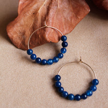 Carica l'immagine nel visualizzatore di Gallery, Orecchini Bluette - Cerchi in goldfilled con agata blu - Collezione Signorina