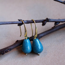Carica l'immagine nel visualizzatore di Gallery, Orecchini Cetara - In argento placcato oro e giada ottanio - Collezione Terra Mia