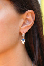 Carica l'immagine nel visualizzatore di Gallery, Mono Orecchino Egypt Bianco Turchese- Cerchietto in argento e ciondolo triangolare - Collezione Mono Orecchini