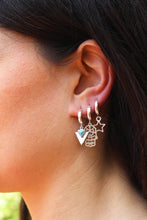 Carica l'immagine nel visualizzatore di Gallery, Mono Orecchino Manita Argento - Cerchietto in argento e ciondolo manita porta fortuna - Collezione Mono Orecchini