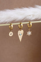 Carica l'immagine nel visualizzatore di Gallery, Mono Orecchino Heart Eye - Cerchietto in argento placcato oro e ciondolo occhio portafortuna - Collezione Mono Orecchino