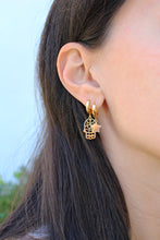 Carica l'immagine nel visualizzatore di Gallery, Mono Orecchino Manita - Cerchietto in argento e ciondolo manita porta fortuna - Collezione Mono Orecchini