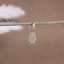 Carica l'immagine nel visualizzatore di Gallery, Mono Orecchino Manita Argento - Cerchietto in argento e ciondolo manita porta fortuna - Collezione Mono Orecchini