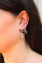 Carica l'immagine nel visualizzatore di Gallery, Mono Orecchino Manita Argento - Cerchietto in argento e ciondolo manita porta fortuna - Collezione Mono Orecchini