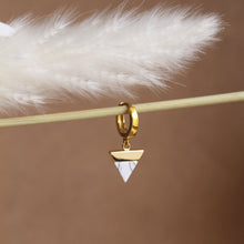Carica l'immagine nel visualizzatore di Gallery, Mono Orecchino Marble - Cerchietto in argento e ciondolo triangolare - Collezione Mono Orecchini
