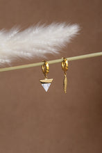 Carica l'immagine nel visualizzatore di Gallery, Mono-Orecchino-Marble- Cerchietto-in-argento-e-ciondolo-triangolare-Collezione-Mono-Orecchini-kevart (2)