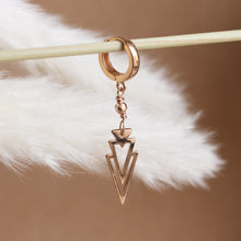 Carica l'immagine nel visualizzatore di Gallery, Mono Orecchino Pace - Cerchietto in argento placcato oro rosa e pendente freccia - Collezione Mono Orecchini