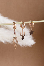 Carica l'immagine nel visualizzatore di Gallery, Mono Orecchino Pace - Cerchietto in argento placcato oro rosa e pendente freccia - Collezione Mono Orecchini