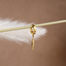 Carica l'immagine nel visualizzatore di Gallery, Mono Orecchino Sogno - Cerchietto in argento e pendente piuma - Collezione Mono Orecchino