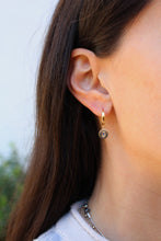 Carica l'immagine nel visualizzatore di Gallery, Mono orecchino Lucky Eye - Cerchietto in argento placcato oro e ciondolo occhio portafortuna - Collezione Mono Orecchini