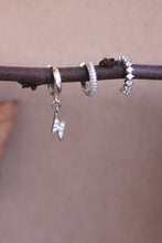 Carica l'immagine nel visualizzatore di Gallery, Mono Orecchino Fulmine Bianco - Cerchietto in argento e ciondolo zirconato - Collezione Mono Orecchini