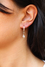 Carica l'immagine nel visualizzatore di Gallery, Mono Orecchino Fulmine Bianco - Cerchietto in argento e ciondolo zirconato - Collezione Mono Orecchini