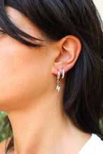Carica l'immagine nel visualizzatore di Gallery, Mono Orecchino Fulmine Bianco - Cerchietto in argento e ciondolo zirconato - Collezione Mono Orecchini