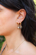 Carica l'immagine nel visualizzatore di Gallery, Mono Orecchino Fulmine Oro - Cerchietto in argento placcato oro e ciondolo zirconato - Collezione Mono Orecchini