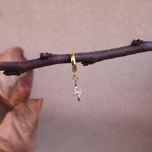 Carica l'immagine nel visualizzatore di Gallery, Mono Orecchino Fulmine Oro - Cerchietto in argento placcato oro e ciondolo zirconato - Collezione Mono Orecchini