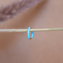 Carica l'immagine nel visualizzatore di Gallery, Mono Orecchino Rainbow Azzurro - Argento placcato oro rosa e smalto azzurro - Collezione Colourful