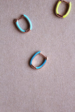 Carica l'immagine nel visualizzatore di Gallery, Mono Orecchino Rainbow Azzurro - Argento placcato oro rosa e smalto azzurro - Collezione Colourful