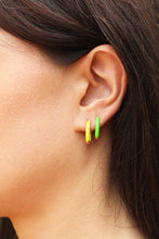 Carica l'immagine nel visualizzatore di Gallery, Mono Orecchino Rainbow Giallo - Argento placcato oro rosa e smalto giallo - Collezione Colourful