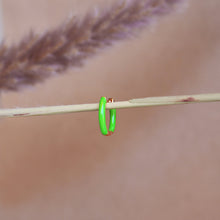 Carica l'immagine nel visualizzatore di Gallery, Mono Orecchino Rainbow Verde - Argento placcato oro rosa e smalto verde - Collezione Colourful