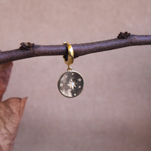 Carica l'immagine nel visualizzatore di Gallery, Mono orecchino Galassia - Cerchietto in argento placcato oro e ciondolo stellare - Collezione Mono Orecchini