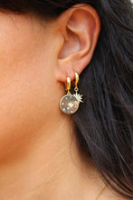 Carica l'immagine nel visualizzatore di Gallery, Mono orecchino Galassia - Cerchietto in argento placcato oro e ciondolo stellare - Collezione Mono Orecchini