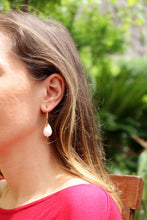 Carica l'immagine nel visualizzatore di Gallery, Orecchini-Amalfi-In-argento-placcato-oro-rosa-e-agata-bianca-Collezione-Terra-Mia-kevart