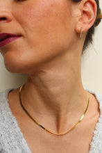 Carica l'immagine nel visualizzatore di Gallery, Orecchini Valentine- Coppia di orecchini triangolari con zirconi in argento placcato oro - Love me