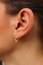 Carica l'immagine nel visualizzatore di Gallery, Orecchini Valentine- Coppia di orecchini triangolari con zirconi in argento placcato oro - Love me