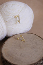 Carica l'immagine nel visualizzatore di Gallery, Orecchini Valentine- Coppia di orecchini triangolari con zirconi in argento - Collezione Signorina