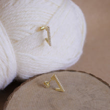 Carica l'immagine nel visualizzatore di Gallery, Orecchini -Valentine- Coppia- di- orecchini -triangolari -con -zirconi -in- argento placcato- oro - Love -me-kevart (3)