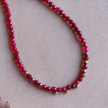Carica l'immagine nel visualizzatore di Gallery, Collana Ribes - Girocollo in agate porpora e pepite argento placcato oro rosa - Collezione Bubble