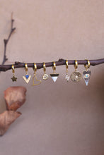 Carica l'immagine nel visualizzatore di Gallery, Mono Orecchino Fulmine Oro - Cerchietto in argento placcato oro e ciondolo zirconato - Collezione Mono Orecchini