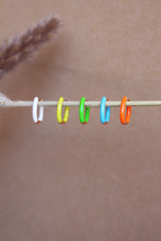 Carica l'immagine nel visualizzatore di Gallery, Mono Orecchino Rainbow Verde - Argento placcato oro rosa e smalto verde - Collezione Colourful