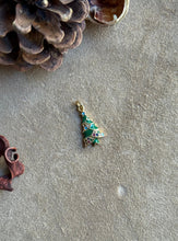 Carica l'immagine nel visualizzatore di Gallery, Pendente Albero di Natale Oro - Charm in ottone di alta qualità e zirconi - Collezione Charm
