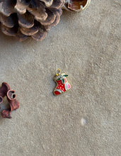 Carica l'immagine nel visualizzatore di Gallery, Pendente guanto di lana - Charm in ottone di alta qualità - Collezione Charm
