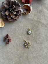Carica l'immagine nel visualizzatore di Gallery, Pendente Fiocco di Neve Oro - Charm in ottone di alta qualità e zirconi - Collezione Charm
