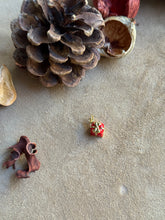 Carica l'immagine nel visualizzatore di Gallery, Pendente Pacchetto Regalo Rosso - Charm in ottone di alta qualità - Collezione Charm
