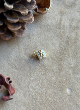 Carica l'immagine nel visualizzatore di Gallery, Pendente Pacchetto Regalo Bianco - Charm in ottone di alta qualità - Collezione Charm
