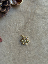 Carica l'immagine nel visualizzatore di Gallery, Pendente Fiocco di Neve Oro e Zirconi colorati- Charm in ottone di alta qualità e zirconi - Collezione Charm
