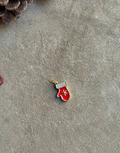 Carica l'immagine nel visualizzatore di Gallery, Pendente guanto di lana - Charm in ottone di alta qualità - Collezione Charm
