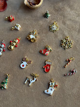 Carica l'immagine nel visualizzatore di Gallery, Pendente Albero di Natale Argento - Charm in ottone di alta qualità e zirconi - Collezione Charm
