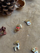 Carica l'immagine nel visualizzatore di Gallery, Pendente Pacchetto Regalo Rosso - Charm in ottone di alta qualità - Collezione Charm
