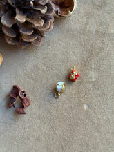 Carica l'immagine nel visualizzatore di Gallery, Pendente Pacchetto Regalo Bianco - Charm in ottone di alta qualità - Collezione Charm
