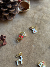 Carica l'immagine nel visualizzatore di Gallery, Pendente Pacchetto Regalo Bianco - Charm in ottone di alta qualità - Collezione Charm
