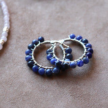 Carica l&#39;immagine nel visualizzatore di Gallery, Bubble Moonlight - Coppia di orecchini a cerchio in argento e pietre in sodalite - Collezione Bubble
