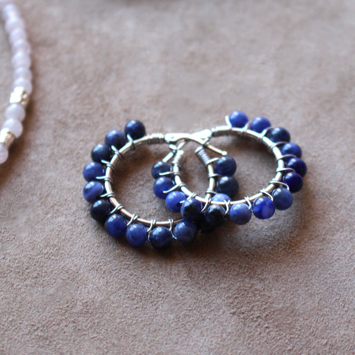 Bubble Moonlight - Coppia di orecchini a cerchio in argento e pietre in sodalite - Collezione Bubble