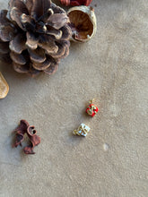 Carica l'immagine nel visualizzatore di Gallery, Pendente Pacchetto Regalo Rosso - Charm in ottone di alta qualità - Collezione Charm
