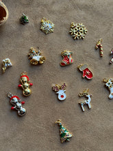 Carica l'immagine nel visualizzatore di Gallery, Pendente guanto di lana - Charm in ottone di alta qualità - Collezione Charm
